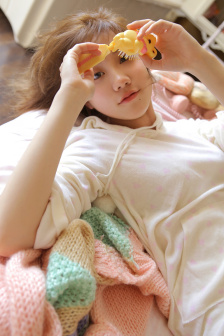 同桌的手探到我的衣服里知乎免费